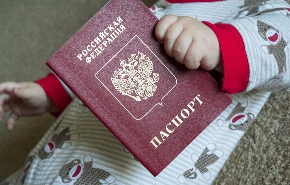 Как вписать ребёнка в загранпаспорт?